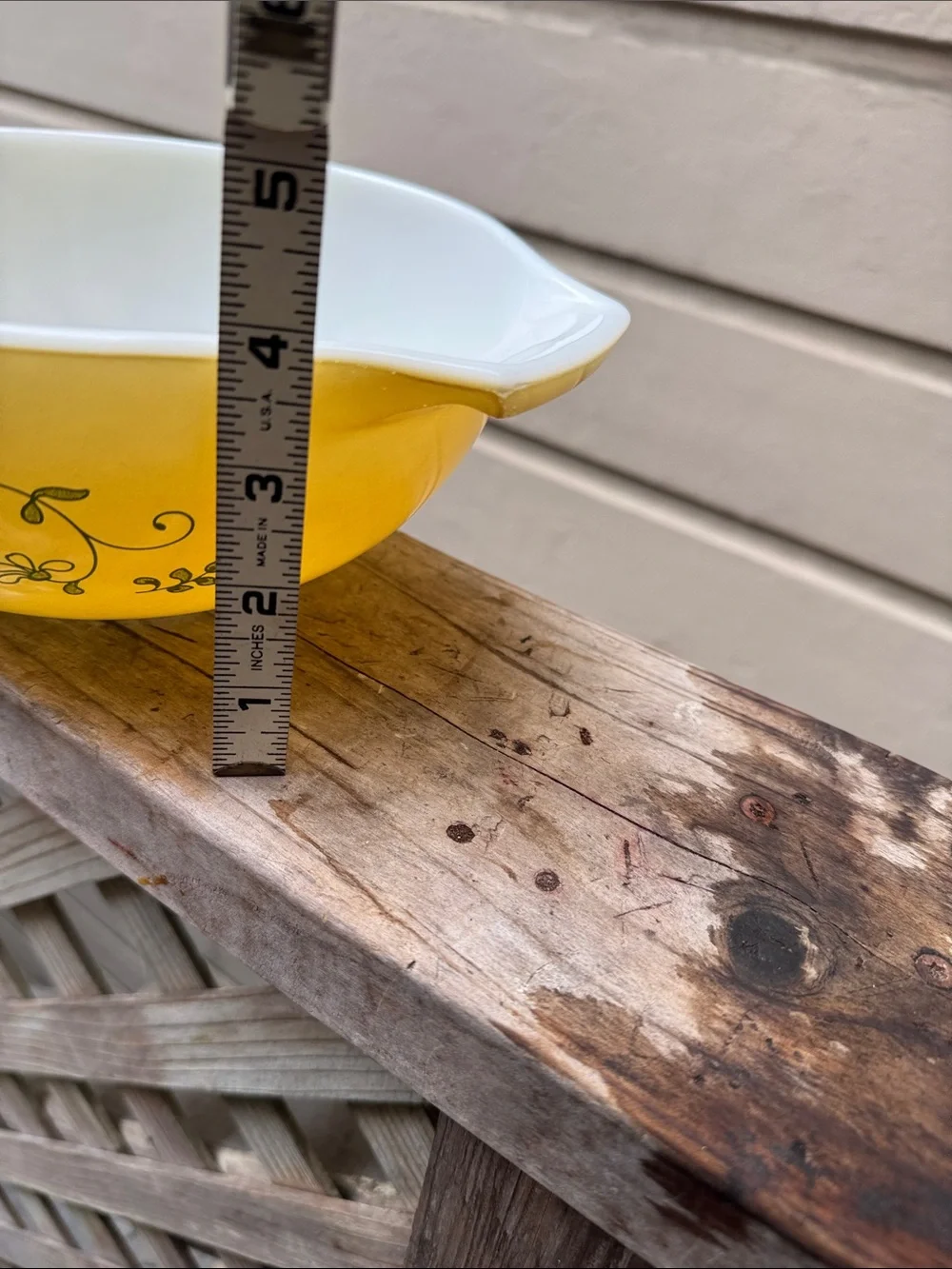 Pyrex Shenandoah Yellow Floral Mixing Bowl- 2.5l.  In terrific shape.